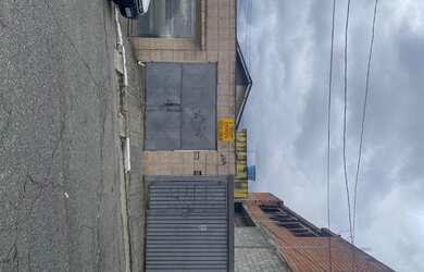 Imagem: A casa possui 3 Dormitórios, 2 Banheiros, 4 Vagas na garagem