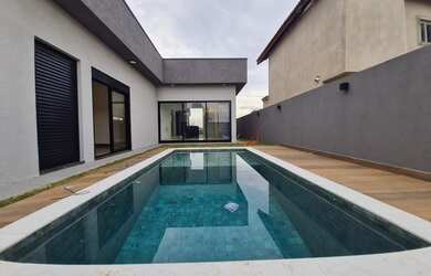 Imagem: A casa possui 3 Dormitórios, 2 Banheiros, 4 Vagas na garagem