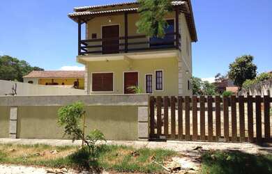 Imagem: A casa possui 4 Dormitórios, 3 Banheiros, 4 Vagas na garagem