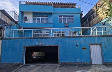 Imagem: A casa possui 4 Dormitórios, 5 Banheiros, 3 Vagas na garagem