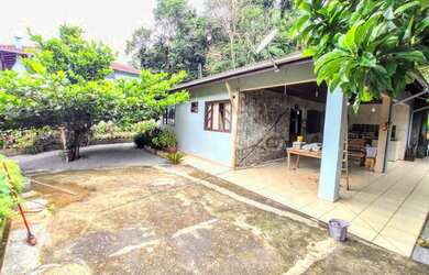 Imagem: A casa possui 3 Dormitórios, 2 Banheiros, 2 Vagas na garagem