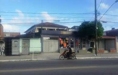 Imagem: A casa possui 5 Dormitórios, 5 Banheiros, 5 Vagas na garagem