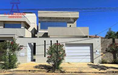 Imagem: A casa possui 3 Dormitórios, 1 Banheiro, 4 Vagas na garagem