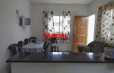 Imagem: A casa possui 3 Dormitórios, 1 Banheiro, 2 Vagas na garagem