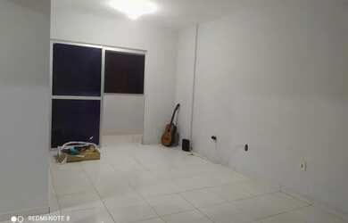 Imagem: O apartamento possui 3 Dormitórios, 1 Banheiro, 1 Vaga na garagem