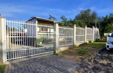 Imagem: A casa possui 2 Dormitórios, 1 Banheiro, 2 Vagas na garagem