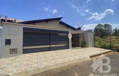 Imagem: A casa possui 3 Dormitórios, 2 Banheiros e 3 Vagas na garagem