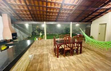 Imagem: A casa possui 3 Dormitórios, 2 Banheiros, 2 Vagas na garagem