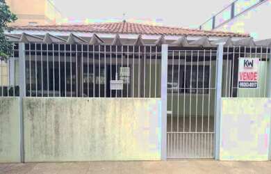 Imagem: A casa possui 3 Dormitórios, 2 Banheiros, 1 Vaga na garagem