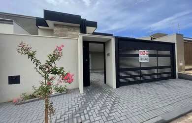 Imagem: A casa possui 3 Dormitórios, 4 Banheiros, 2 Vagas na garagem