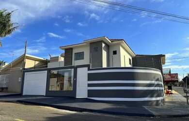 Imagem: A casa possui 3 Dormitórios, 3 Banheiros, 2 Vagas na garagem