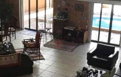 Imagem: A casa possui 3 Dormitórios, 2 Banheiros, 4 Vagas na garagem