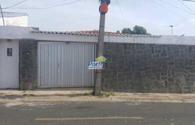 Imagem: A casa possui 2 Dormitórios, 2 Banheiros, 1 Vaga na garagem