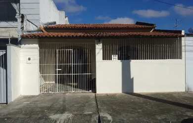 Imagem 2: Casa grande na frente academia Porto Center. 04 quartos, 02 Banheiros, 02 salas, e etc