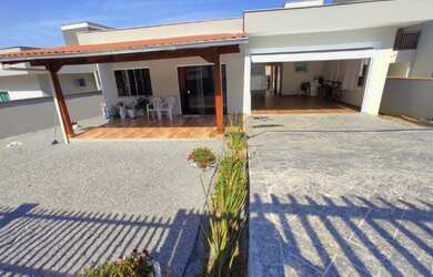 Imagem: A casa possui 3 Dormitórios, 2 Banheiros, 2 Vagas na garagem