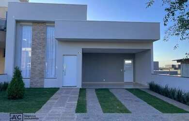 Imagem: A casa em condomínio possui 3 Dormitórios, 2 Banheiros, 4