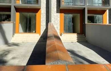 Imagem: A casa possui 2 Dormitórios, 1 Banheiro, 2 Vagas na garagem