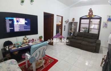 Imagem: A casa possui 4 Dormitórios, 3 Banheiros, 4 Vagas na garagem