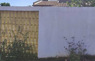 Imagem: A casa possui 3 Dormitórios, 2 Banheiros, 4 Vagas na garagem