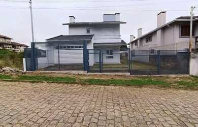 Imagem: A casa possui 3 Dormitórios, 1 Banheiro, 2 Vagas na garagem