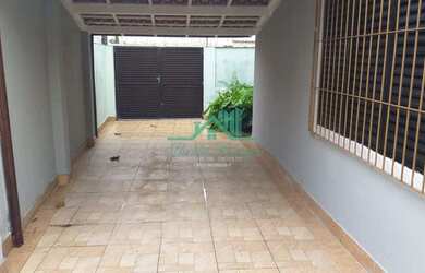 Imagem: A casa possui 3 Dormitórios, 2 Banheiros, 3 Vagas na garagem