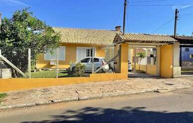 Imagem: A casa possui 2 Dormitórios, 1 Banheiro, 2 Vagas na garagem