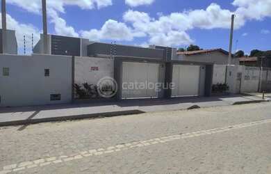 Imagem: A casa possui 2 Dormitórios, 2 Banheiros, 69m² de Área e