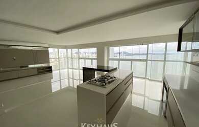 Imagem: O apartamento possui 4 Dormitórios, 2 Banheiros, 4 Vagas na