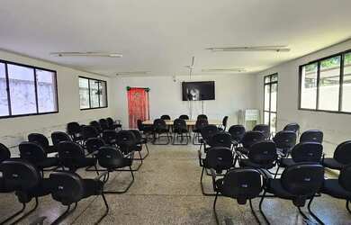 Imagem: O depósito possui 5 Vagas na garagem, 300m² de Área e está