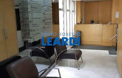 Imagem: O depósito possui 2 Vagas na garagem, 47m² de Área e está