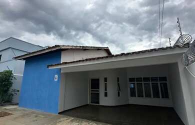 Imagem: A casa possui 3 Dormitórios, 3 Banheiros, 4 Vagas na garagem