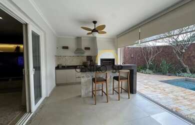 Imagem: A casa em condomínio possui 4 Dormitórios, 5 Banheiros, 385m²