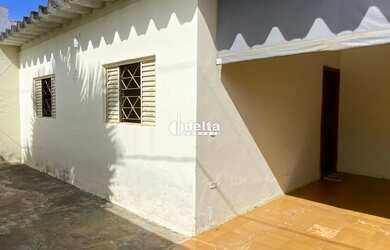 Imagem: A casa possui 3 Dormitórios, 2 Banheiros, 1 Vaga na garagem