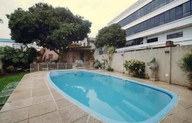 Imagem: A casa possui 4 Dormitórios, 5 Banheiros, 5 Vagas na garagem