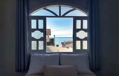 Imagem: A casa possui 2 Dormitórios, Acomodam 6 pessoas, 4 Vagas na