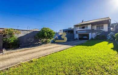 Imagem: A casa possui 4 Dormitórios, 4 Banheiros, 5 Vagas na garagem