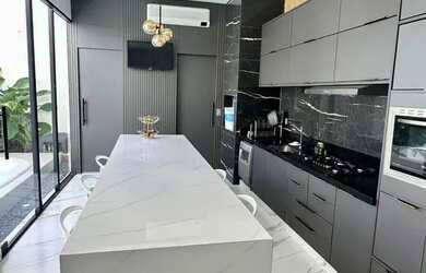 Imagem: A casa em condomínio possui 4 Dormitórios, 3 Banheiros, 2