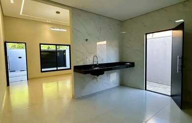 Imagem: A casa possui 3 Dormitórios, 2 Banheiros, 2 Vagas na garagem