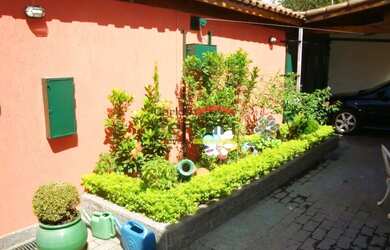 Imagem: A casa possui 5 Dormitórios, 4 Banheiros, 3 Vagas na garagem