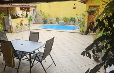 Imagem: A casa possui 4 Dormitórios, 3 Banheiros, 1 Vaga na garagem