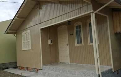 Imagem: A casa possui 4 Dormitórios, 2 Banheiros, 2 Vagas na garagem