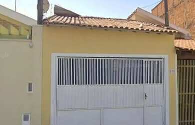 Imagem: A casa possui 2 Dormitórios, 1 Banheiro, 2 Vagas na garagem