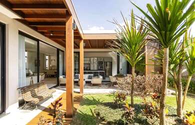 Imagem: A casa em condomínio possui 4 Dormitórios, 4 Banheiros, 4