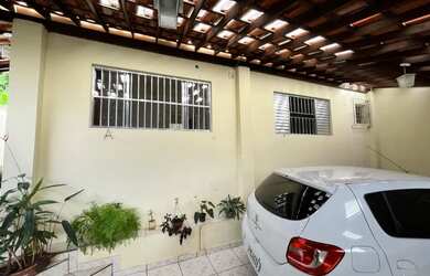 Imagem: A casa possui 2 Dormitórios, 2 Banheiros, 1 Vaga na garagem