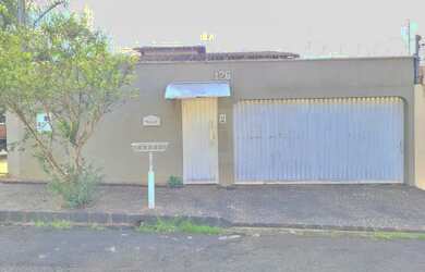 Imagem: A casa possui 3 Dormitórios, 2 Banheiros, 2 Vagas na garagem