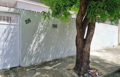 Imagem: A casa possui 3 Dormitórios, 2 Banheiros, 1 Vaga na garagem