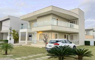 Imagem: A casa possui 4 Dormitórios, 5 Banheiros, 4 Vagas na garagem