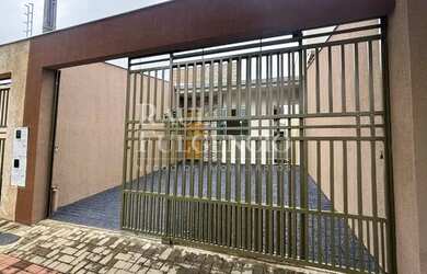 Imagem: A casa possui 4 Dormitórios, 3 Banheiros, 2 Vagas na garagem