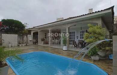 Imagem: A casa possui 4 Dormitórios, 1 Banheiro, 3 Vagas na garagem