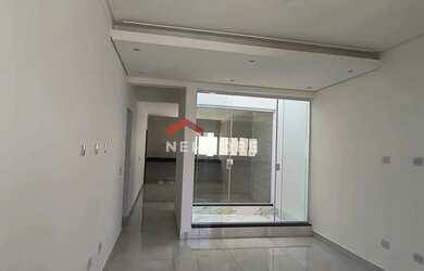 Imagem: A casa possui 3 Dormitórios, 3 Banheiros, 2 Vagas na garagem